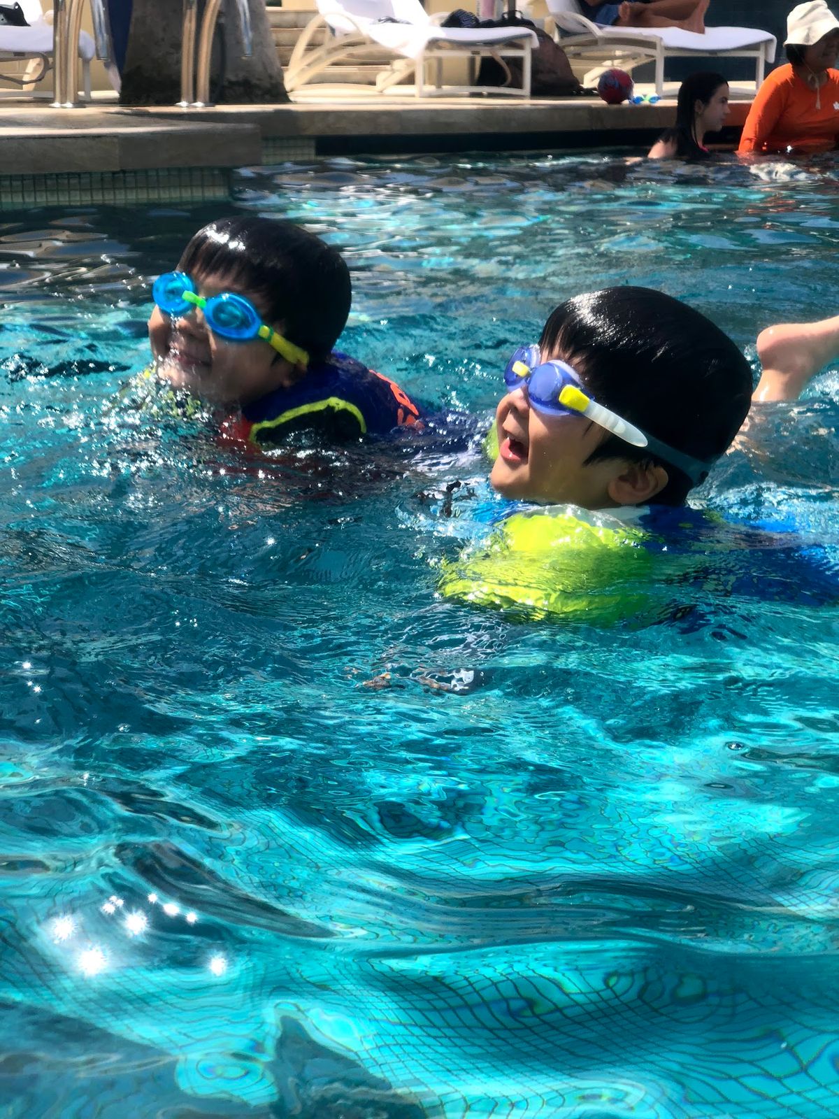 フォーシーズンズのプールは素晴らしいなぁ

まずルームごとにカバナが用意さ...