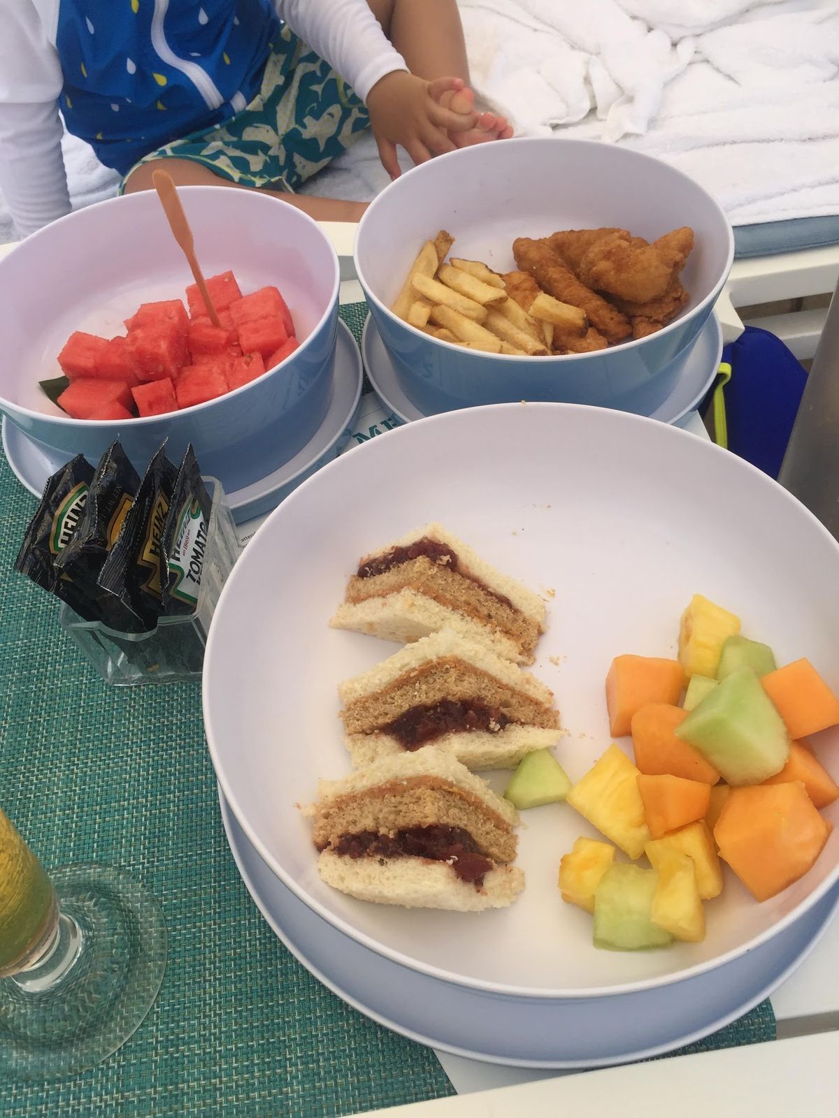 フォーシーズンズのプールは素晴らしいなぁ

まずルームごとにカバナが用意さ...