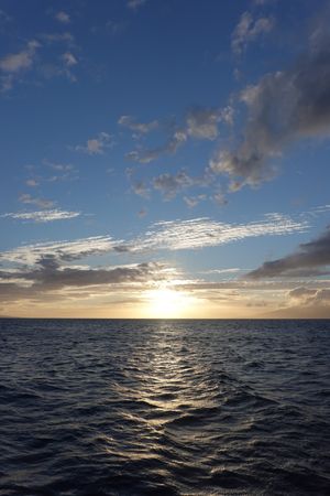 夕日と月