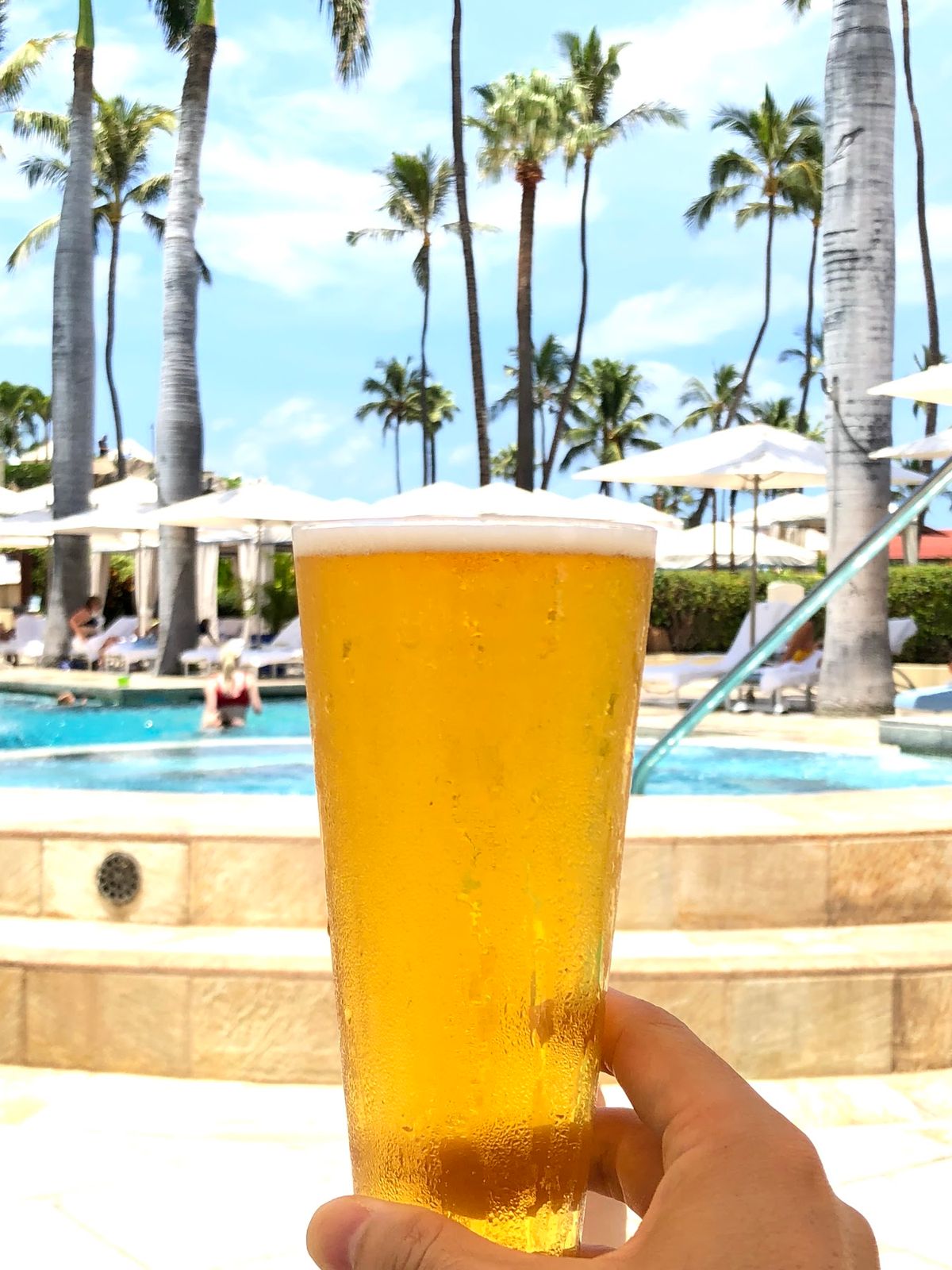 フォーシーズンズのプールは素晴らしいなぁ

まずルームごとにカバナが用意さ...