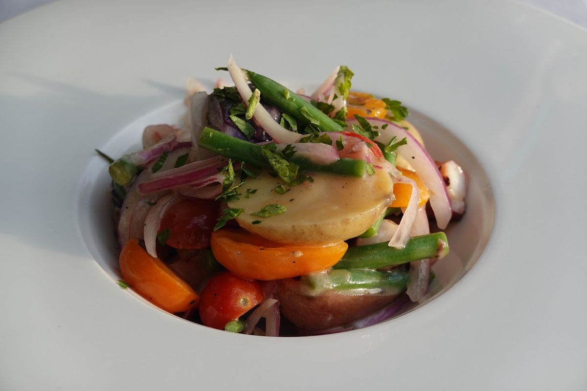 夕食もフォーシーズンズのレストラン『FERRARO'S BAR E RIS...