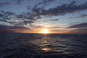 夕日と月