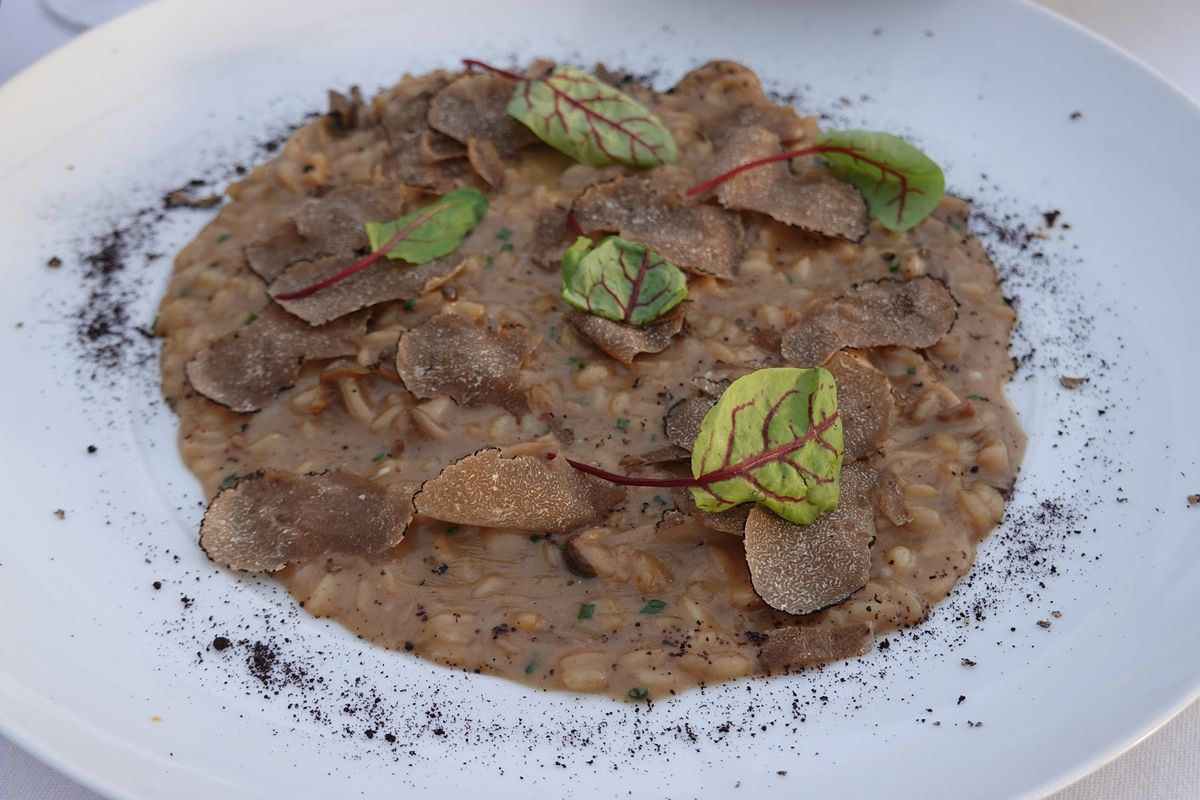 夕食もフォーシーズンズのレストラン『FERRARO'S BAR E RIS...