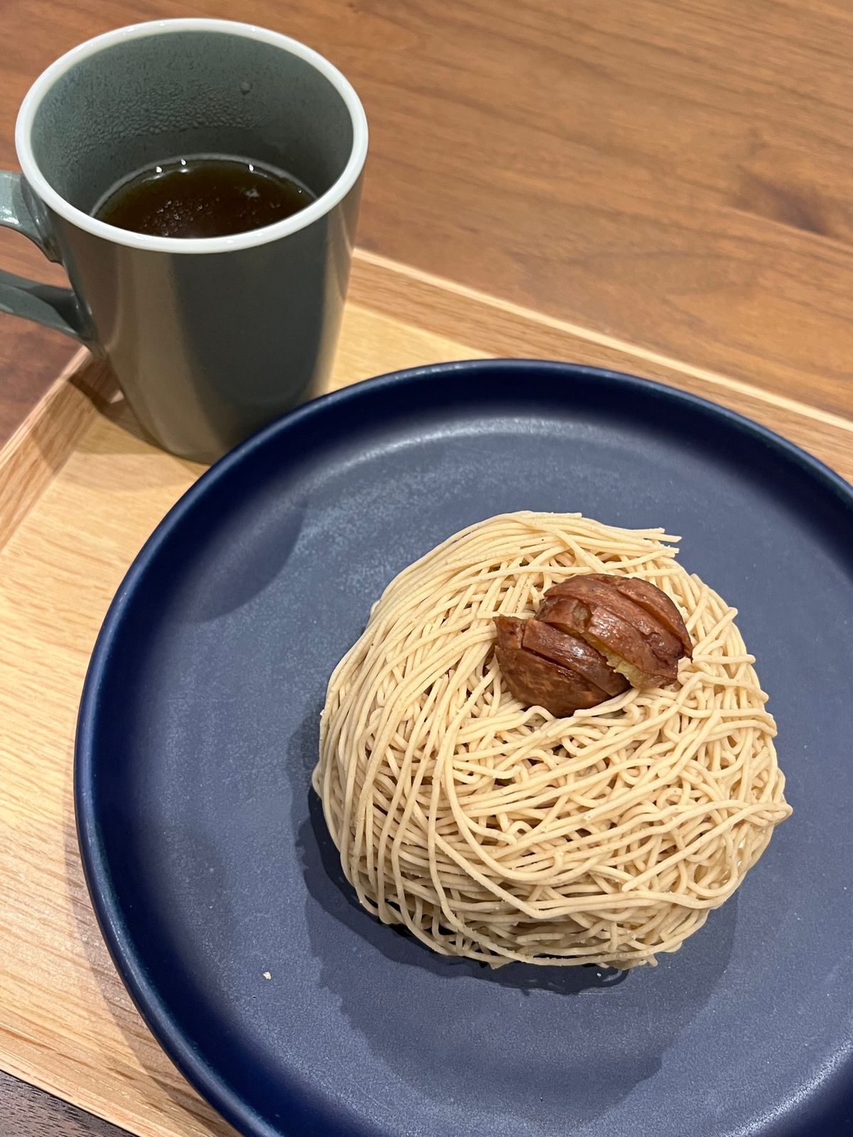 金沢着。残念ながら雨。
待ち合わせで駅近くのカフェでお茶。
金沢らしく、和...