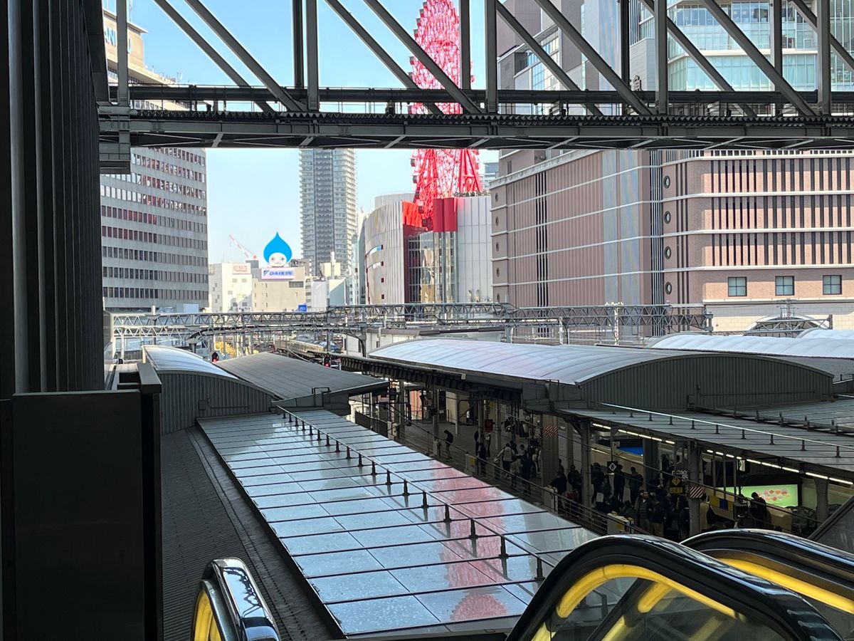 大阪から新幹線移動。初めて琵琶湖を望む。
とてもいい天気だったけど、日本海...