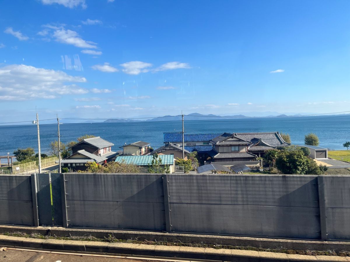 大阪から新幹線移動。初めて琵琶湖を望む。
とてもいい天気だったけど、日本海...