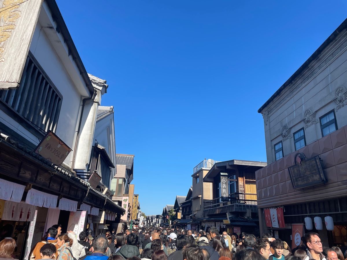 おはらい町通りやおかげ横丁も大勢の人