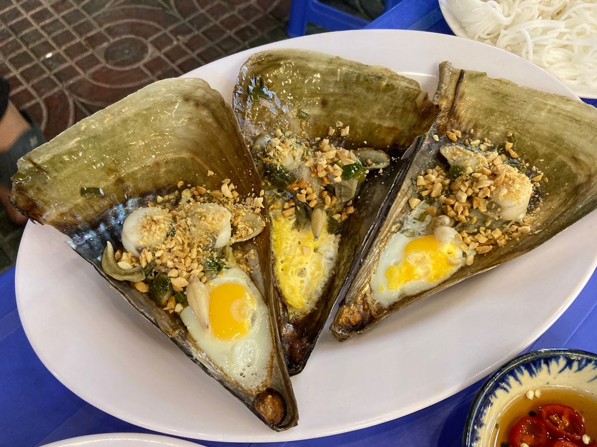 海鮮屋さんにていろんな貝類いただきました。
ốc bàn tay(スイジガ...