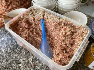 ひき肉フーティウ屋さんの汁なし中華麺(細麺)。ひき肉たっぷり、骨付き肉も柔...