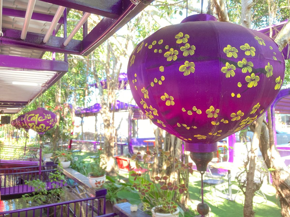 紫カフェへ。オシャレカフェ？だけに普通のリプトンアイスティーもミント入り。...