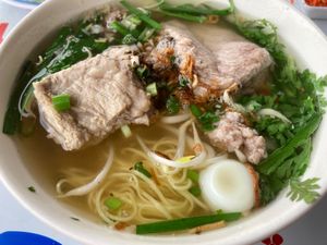 ベンチェ省バーチー町
朝食にフーティウ屋さんで中華麺のmì(nước)を。...