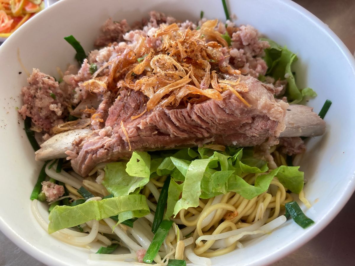 大好きな汁なし麺と南部ベトナム家庭料理。
mi khô thịt bằm(...