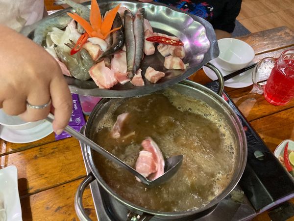 ベトナム「ベトナム(100)」の写真：Lẩu mắm(魚介の発酵スープのマム鍋...