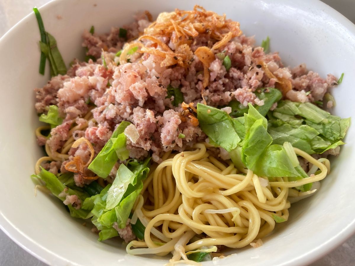 ひき肉フーティウ屋さんの汁なし中華麺(細麺)。ひき肉たっぷり、骨付き肉も柔...