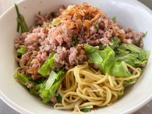 ひき肉フーティウ屋さんの汁なし中華麺(細麺)。ひき肉たっぷり、骨付き肉も柔...