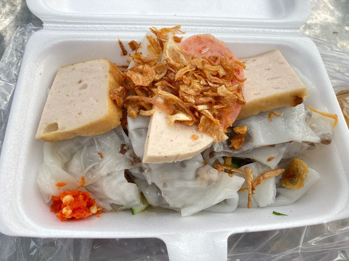 散歩後にbánh cuốn(蒸春巻き)を買い、道端でカフェでcà phê ...