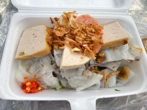 散歩後にbánh cuốn(蒸春巻き)を買い、道端でカフェでcà phê ...