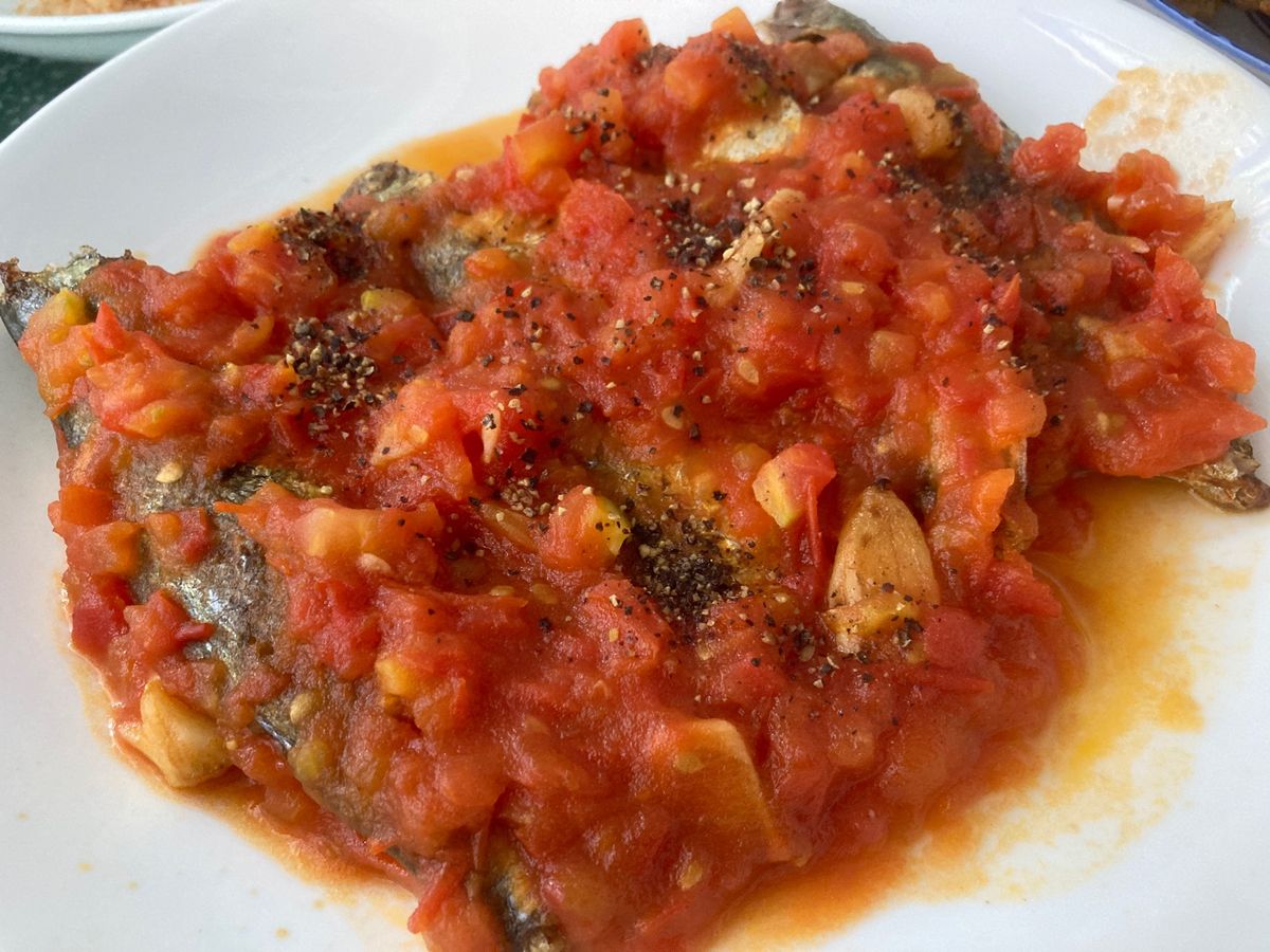 食べさせてもらった玉子粥cháo trứng、揚げ魚(種類失念)のトマトソ...