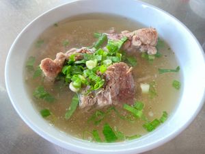 ひき肉フーティウ屋さんの汁なし中華麺(細麺)。ひき肉たっぷり、骨付き肉も柔...