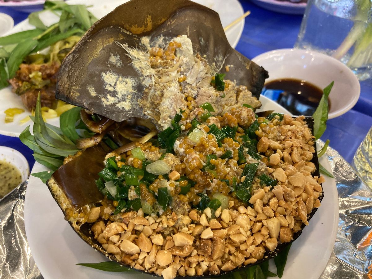 海鮮が好きな友達と飲みに。
焼き牡蠣hàu nướng、エビ刺身tôm s...