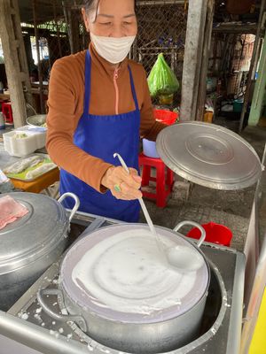 散歩後にbánh cuốn(蒸春巻き)を買い、道端でカフェでcà phê ...