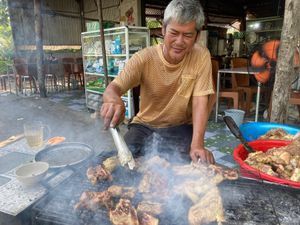 バイクでSóc Trangソクチャンへ。途中で朝食にcơm tấm 砕き米...