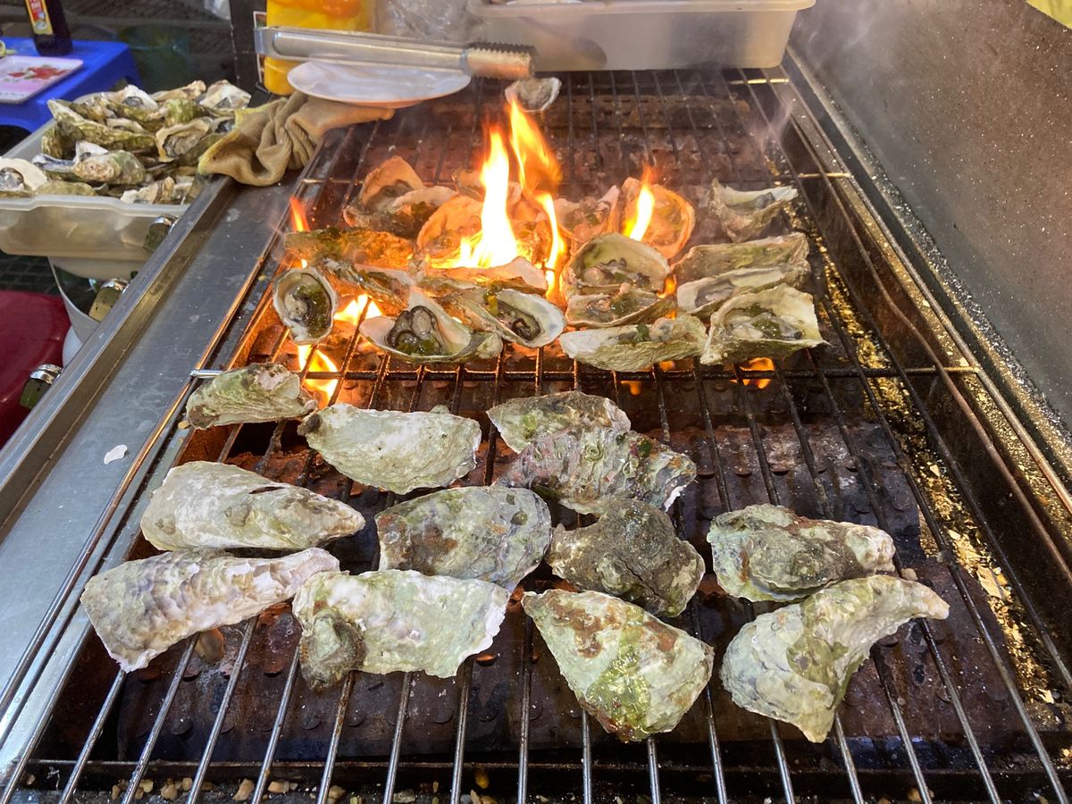 海鮮が好きな友達と飲みに。
焼き牡蠣hàu nướng、エビ刺身tôm s...
