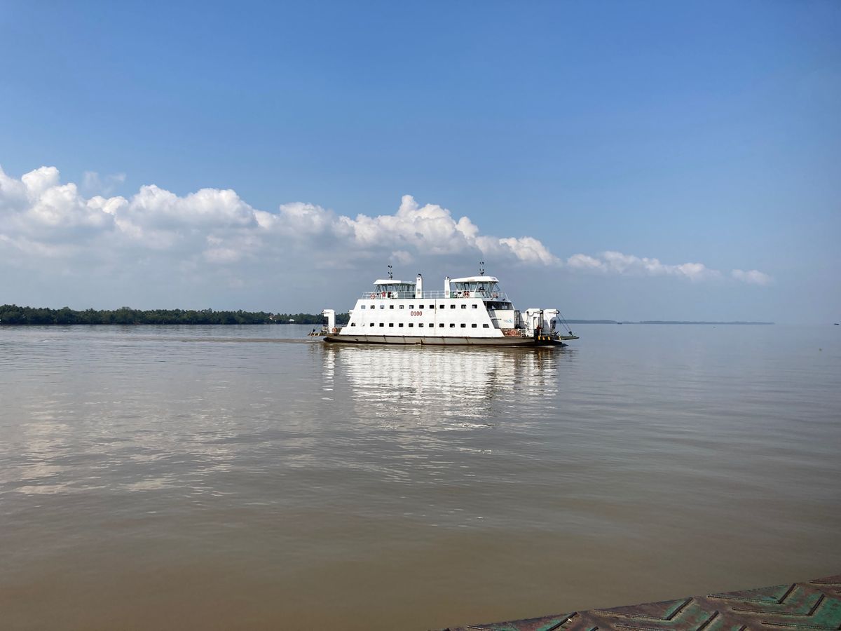 バイクでSóc Trangソクチャンへ。途中で朝食にcơm tấm 砕き米...