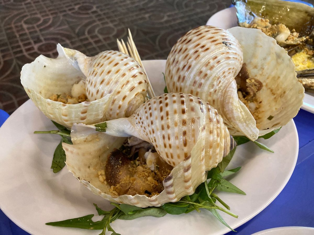 海鮮屋さんにていろんな貝類いただきました。
ốc bàn tay(スイジガ...