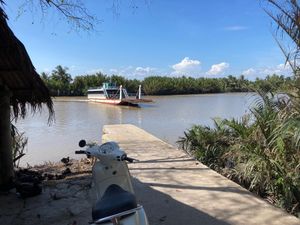 その後国道ルートは使わず田舎道＋渡し船(フェリー)のバイク旅。川幅が日本の...