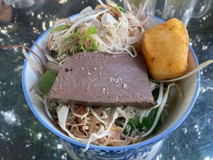 友達とバイクで南シナ海へ海水浴に。途中で朝食にbún nước lèo(魚...