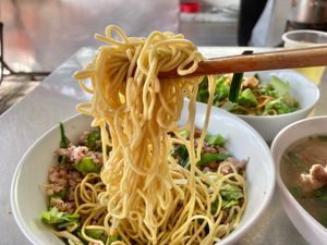 ひき肉フーティウ屋さんの汁なし中華麺(細麺)。ひき肉たっぷり、骨付き肉も柔...