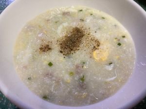 食べさせてもらった玉子粥cháo trứng、揚げ魚(種類失念)のトマトソ...