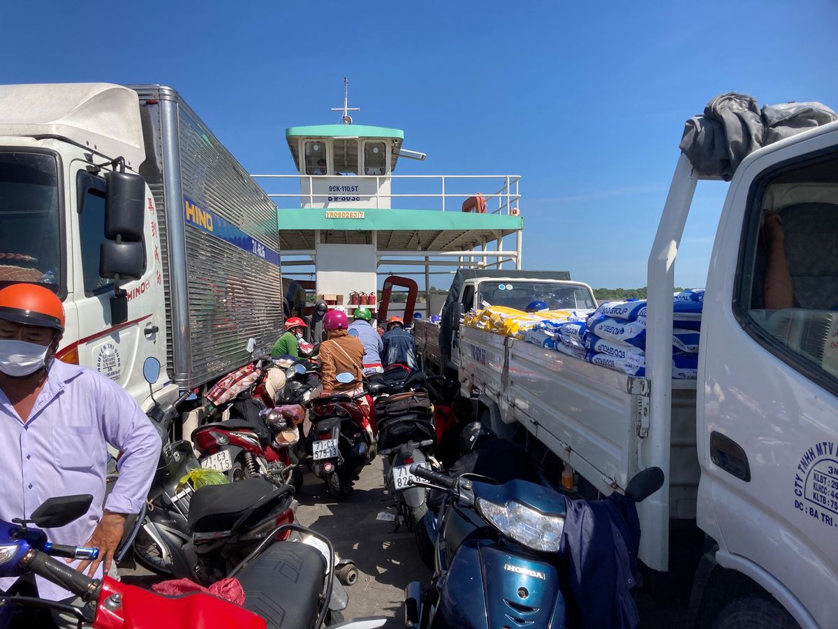 その後国道ルートは使わず田舎道＋渡し船(フェリー)のバイク旅。川幅が日本の...