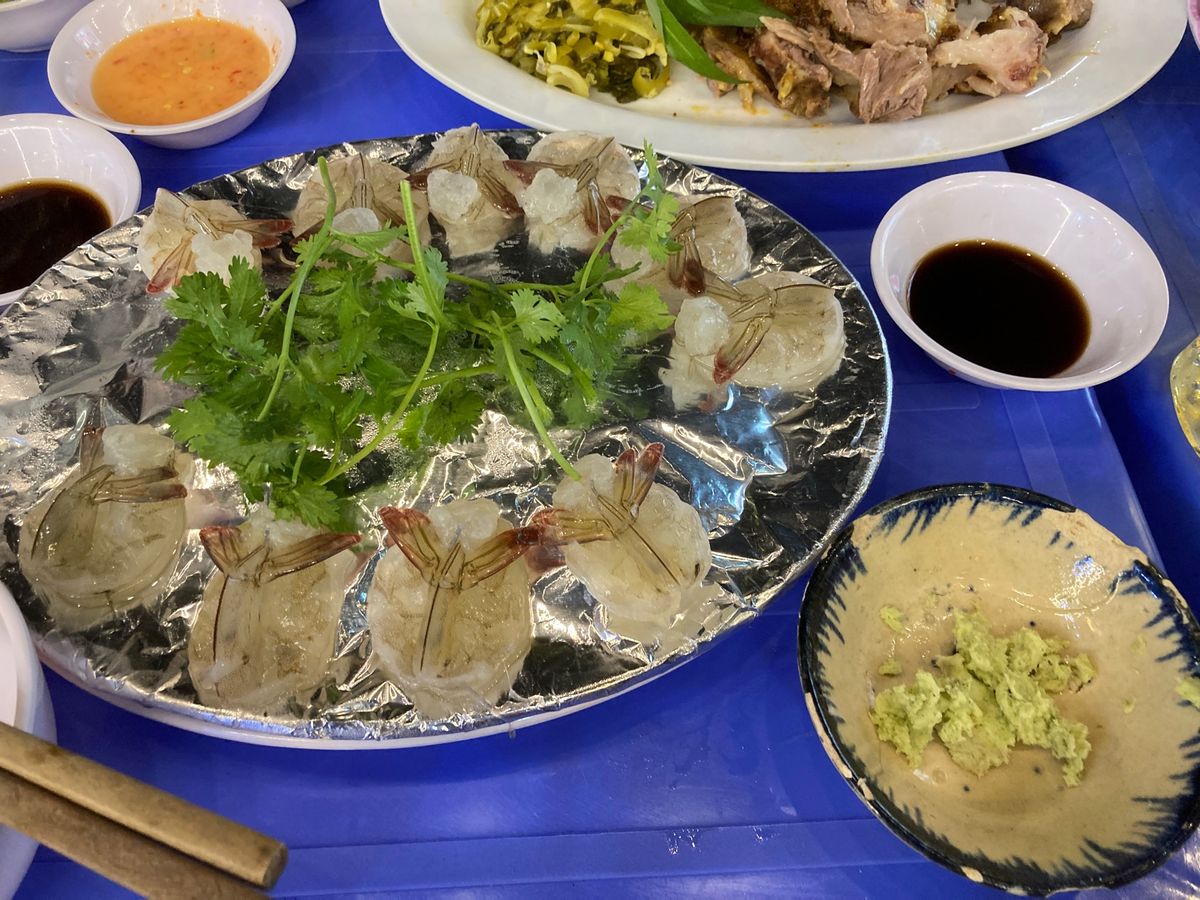 海鮮が好きな友達と飲みに。
焼き牡蠣hàu nướng、エビ刺身tôm s...
