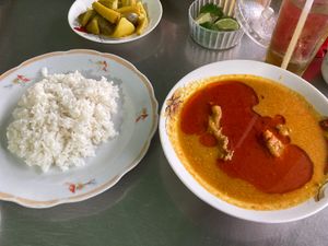 行きつけになってるインド系カレー屋さんと、カフェ。
この日のカレーは鶏肉、...