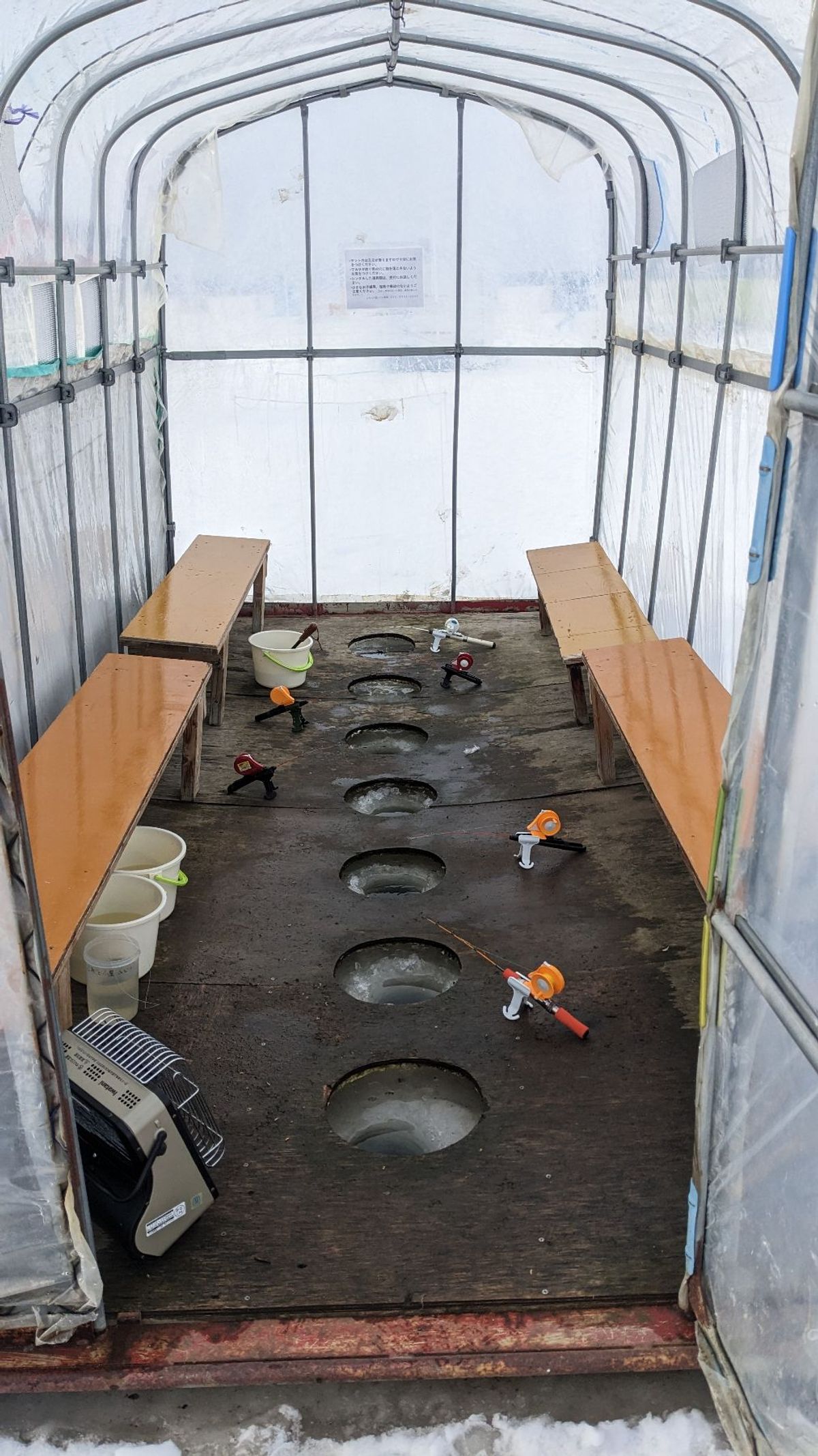 ワカサギ釣り。
暖冬なので全然釣れないらしく。
普段は20から30匹は釣れ...