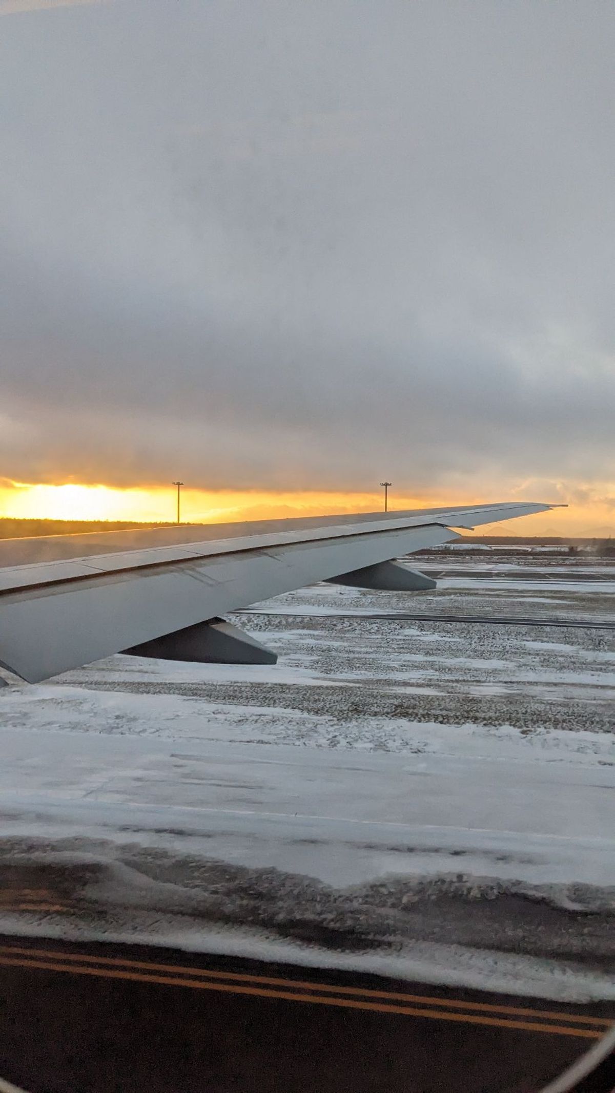 最終日は飛行機が飛ばないかもと警告が出るほどの大雪。
逆にこの雪で遊びなが...
