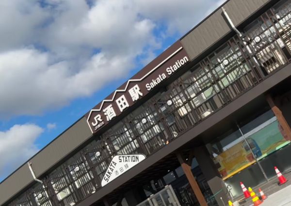 日本・山形県「東北独り旅（仙台〜酒田）」の写真：獅子頭を作ってる町なのかな
漁港近くの店...