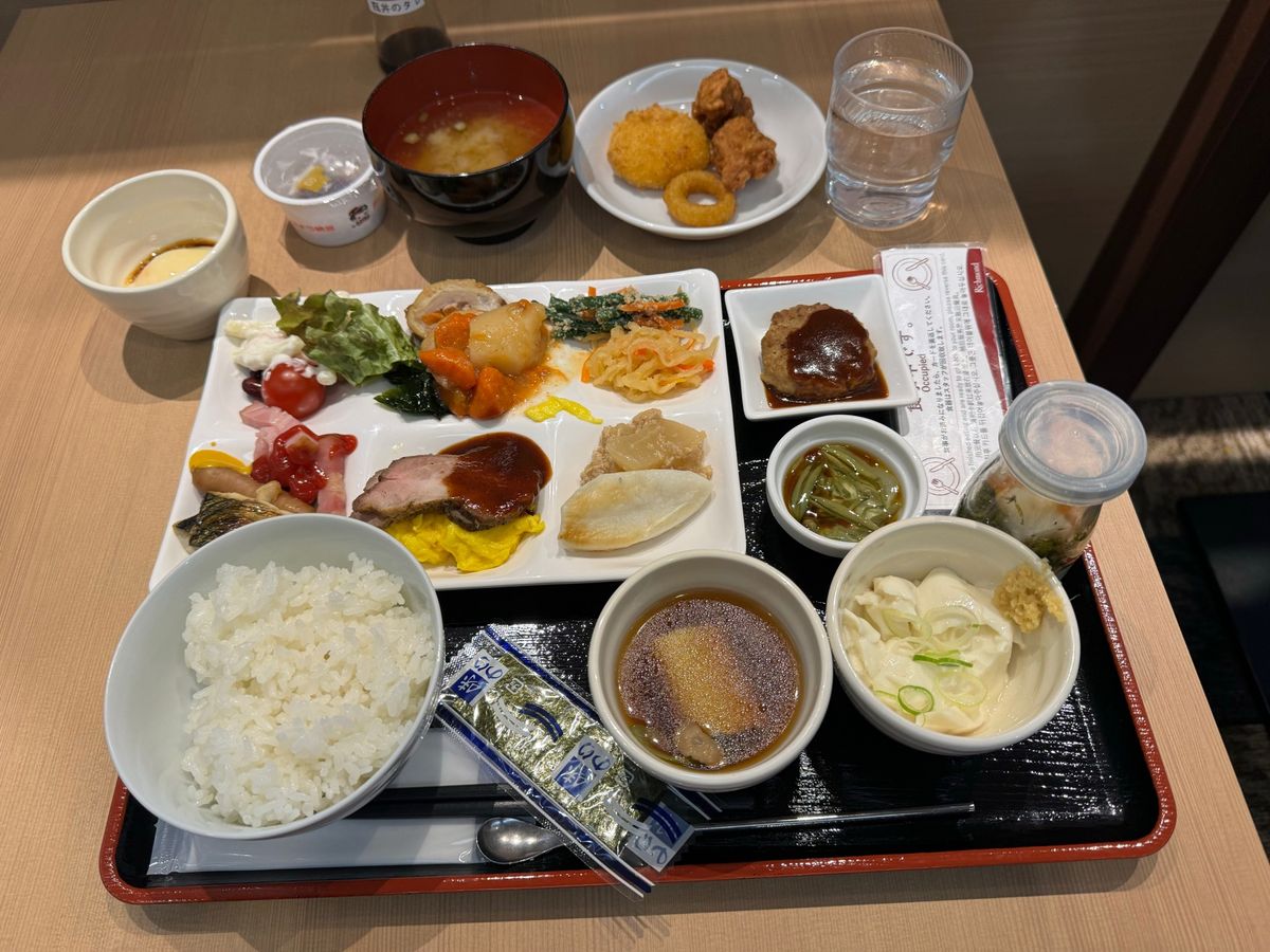 秋田駅にはナマハゲ
酒田には獅子頭
似てる😆
秋田美人のポスターの美人さん...