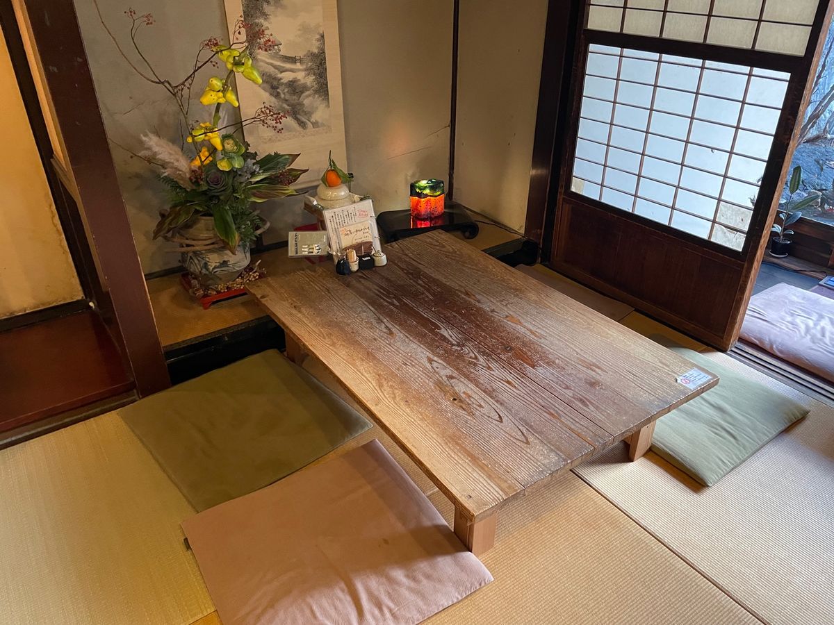 お昼ご飯は市街に戻って翼果楼へ。郷土料理の焼き鯖素麺をいただきました。