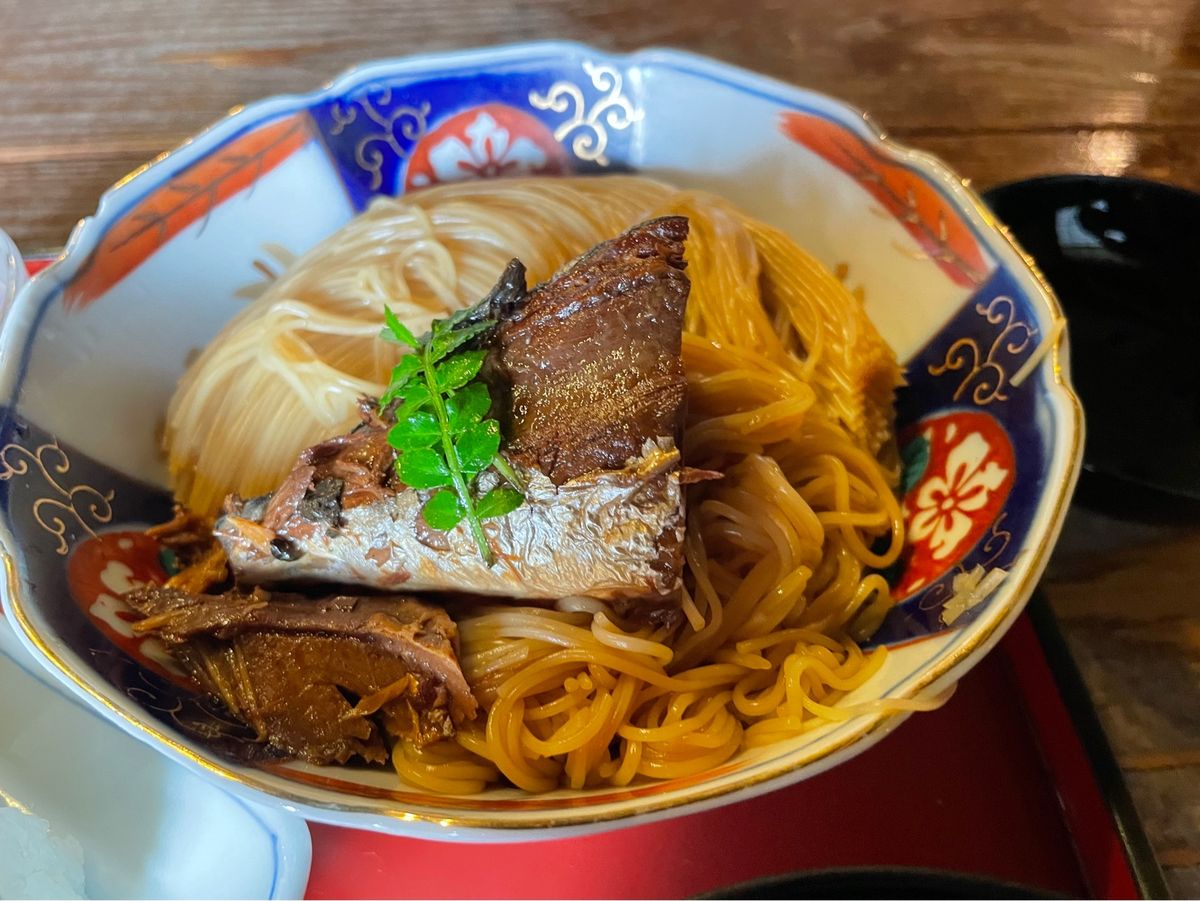 お昼ご飯は市街に戻って翼果楼へ。郷土料理の焼き鯖素麺をいただきました。