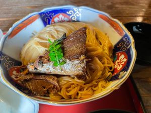 お昼ご飯は市街に戻って翼果楼へ。郷土料理の焼き鯖素麺をいただきました。