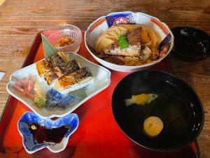 お昼ご飯は市街に戻って翼果楼へ。郷土料理の焼き鯖素麺をいただきました。