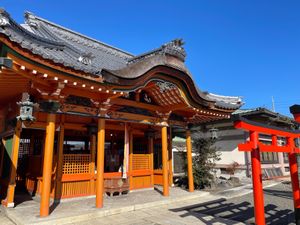 豊国神社とその敷地内にある出世稲荷神社。