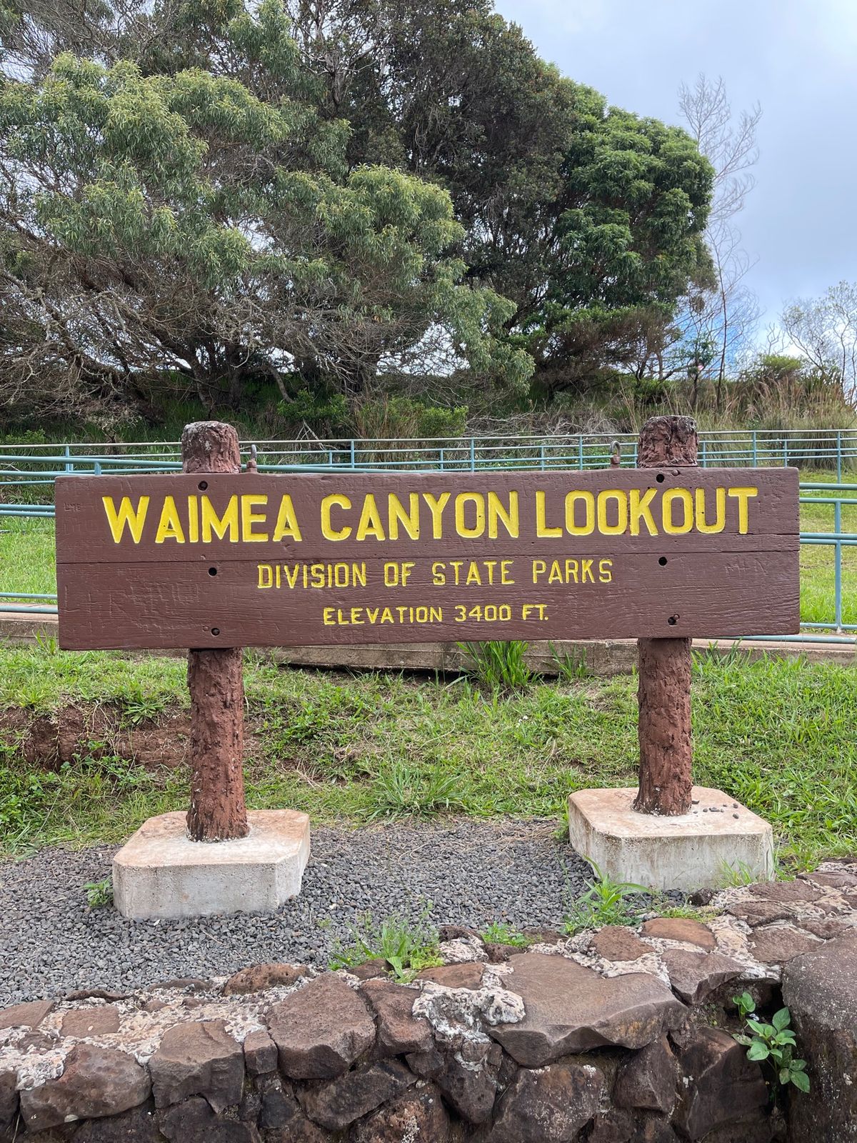 カウアイ島はレンタカー必須です。