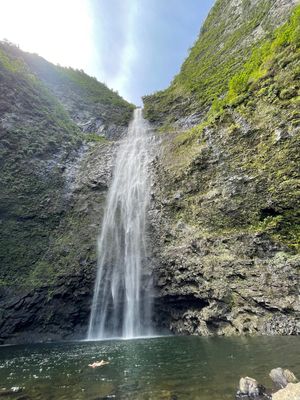 ハナカピアイ滝を見にトレッキング。旅行者がトレイルに入るには事前に予約が必...