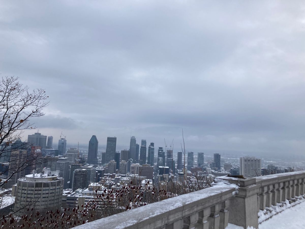 ホテルから少し歩いたところにある展望台
雪道を歩き見たモントリオールの街並...