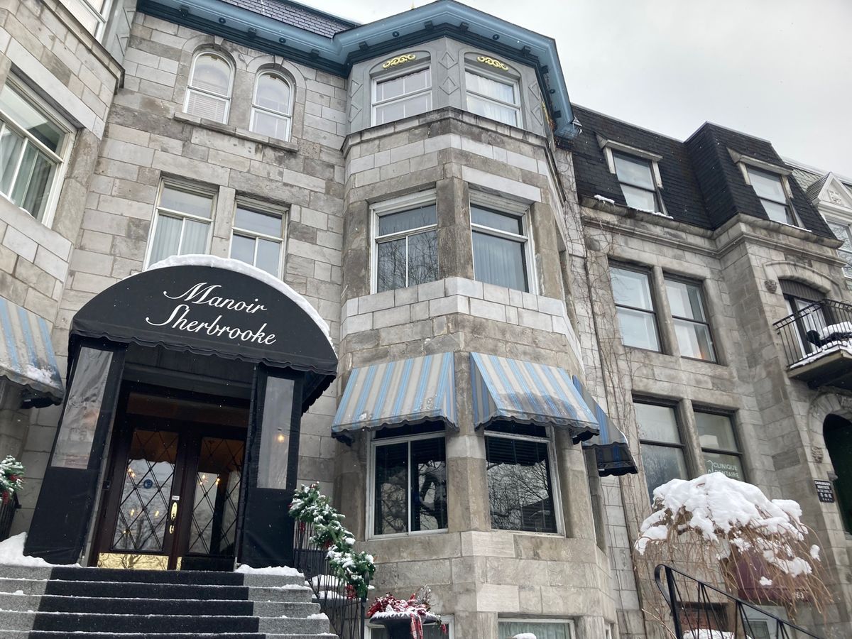 夕方にホテルに着くはずだったけど
出発地のバンクーバーが大雪でなかなか出発...