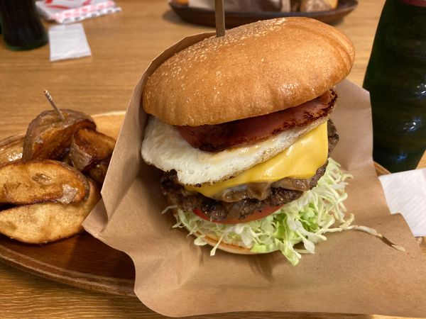 日本・北海道「ニセコ」の写真：外せないハイドゥンのハンバーガー。